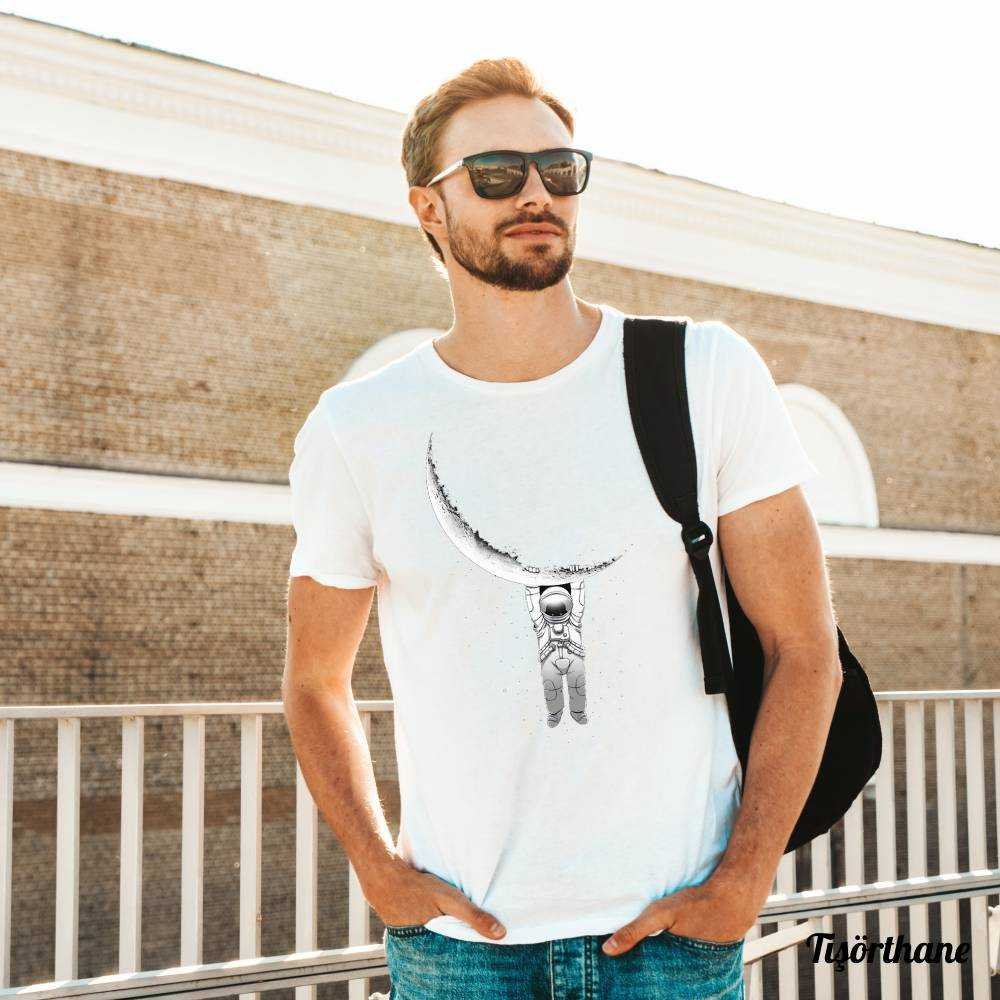 Aya Tutunan Astronot Baskılı Minimalist Uzay Tişörtü