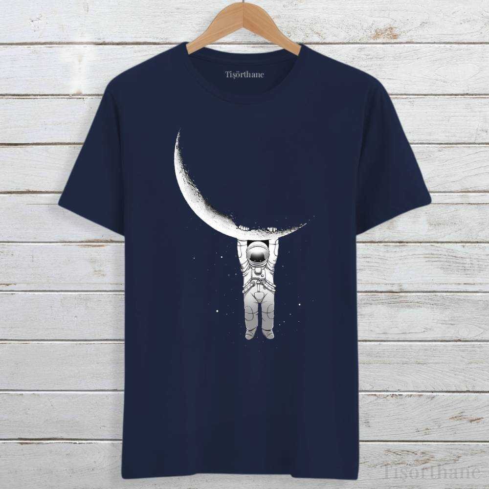 Aya Tutunan Astronot Baskılı Minimalist Uzay Tişörtü