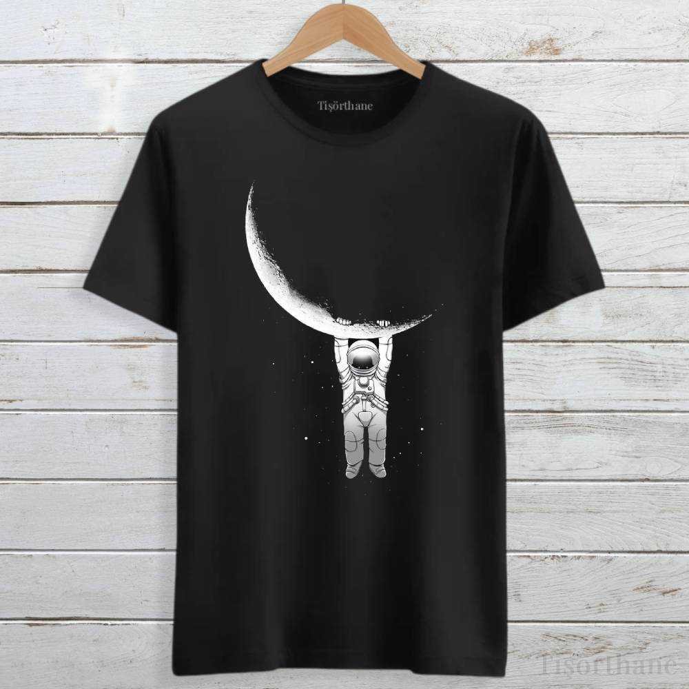 Aya Tutunan Astronot Baskılı Minimalist Uzay Tişörtü